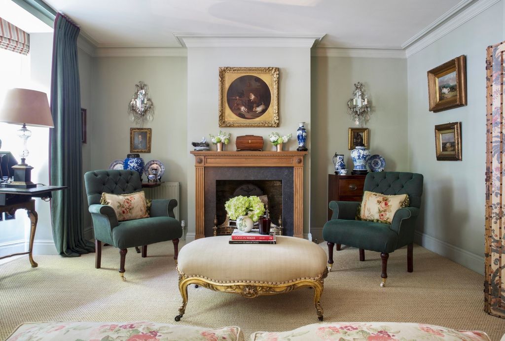 9 astuces simples pour élever votre petit salon selon un architecte d'intérieur 4 salon avec chaises vertes face à un pouf