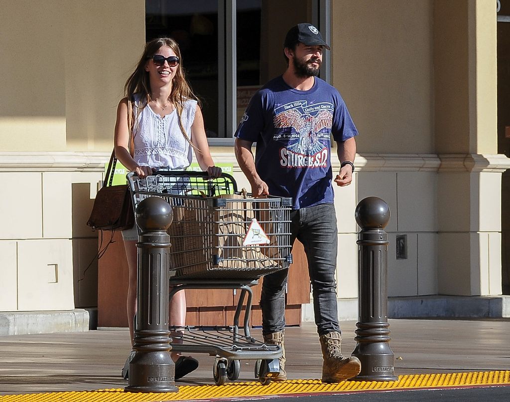 Shia LaBeouf et Mia Goth sont vues le 30 août 2014 à Los Angeles, en Californie.