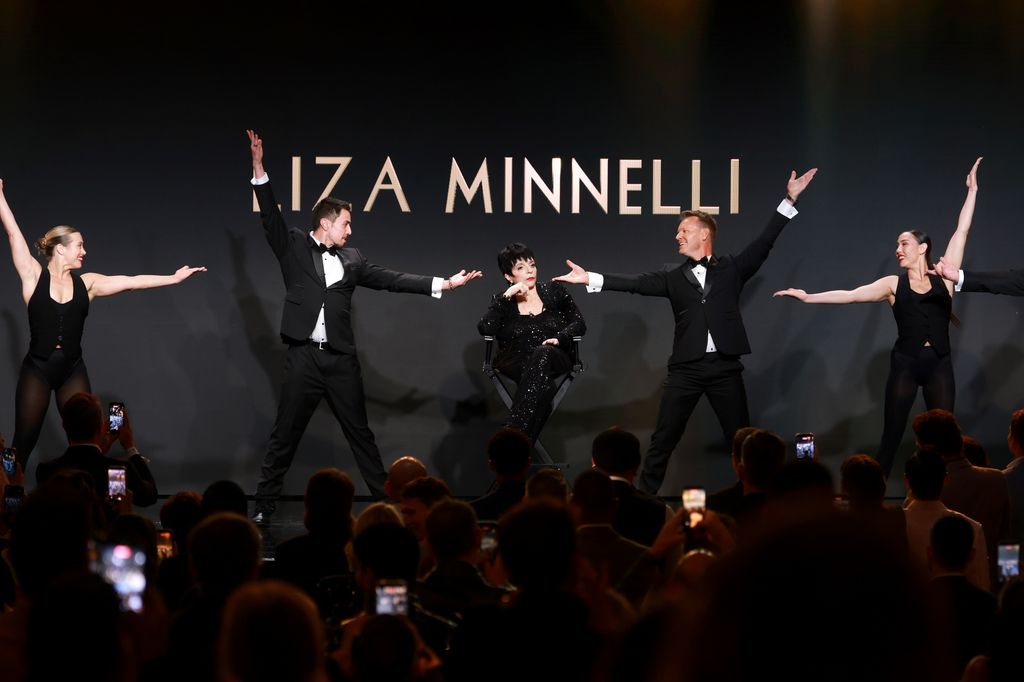Liza Minnelli assise sur une chaise sur scène entourée de danseurs aux Glaad Media Awards 2026