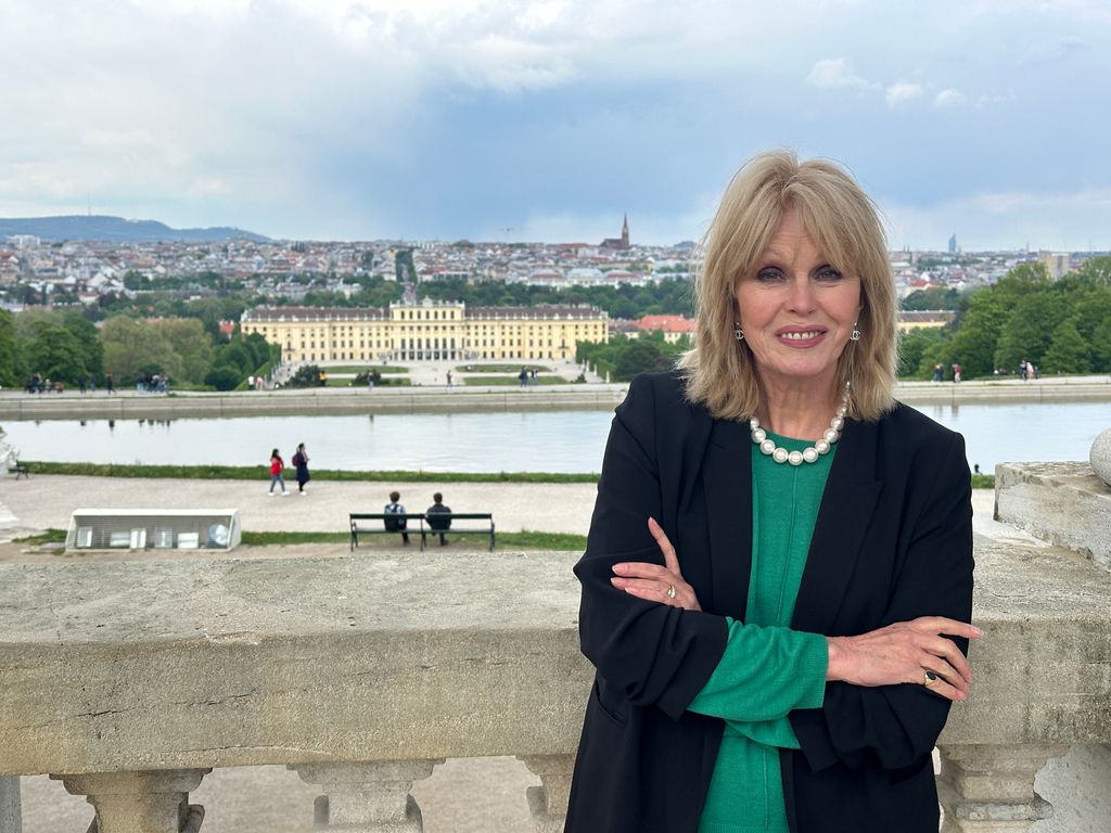 Joanna Lumley Green Top dan Kalung Mutiara