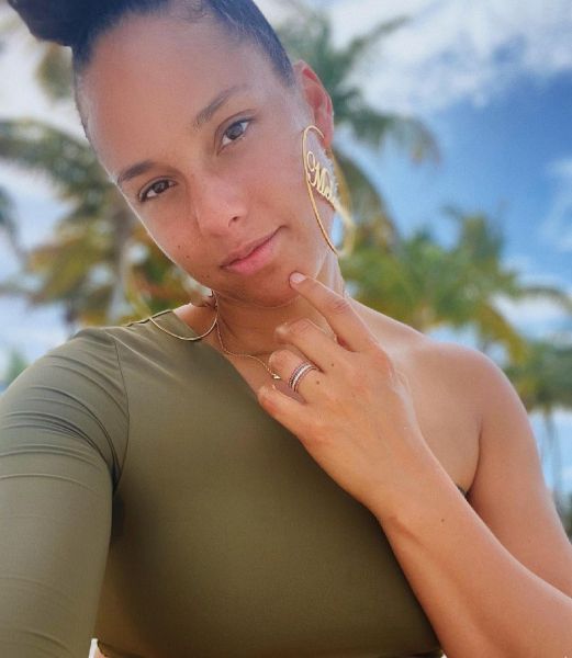 Alicia Keys' post-Super Bowl fashion risk has everyone saying the same  thing