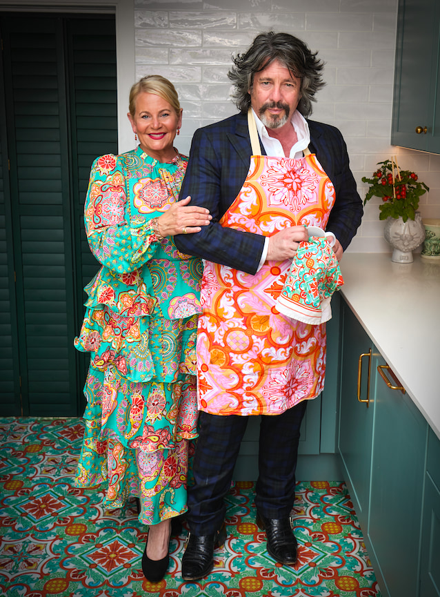 Laurence Llewelyn-Bowen et femme dans la cuisine