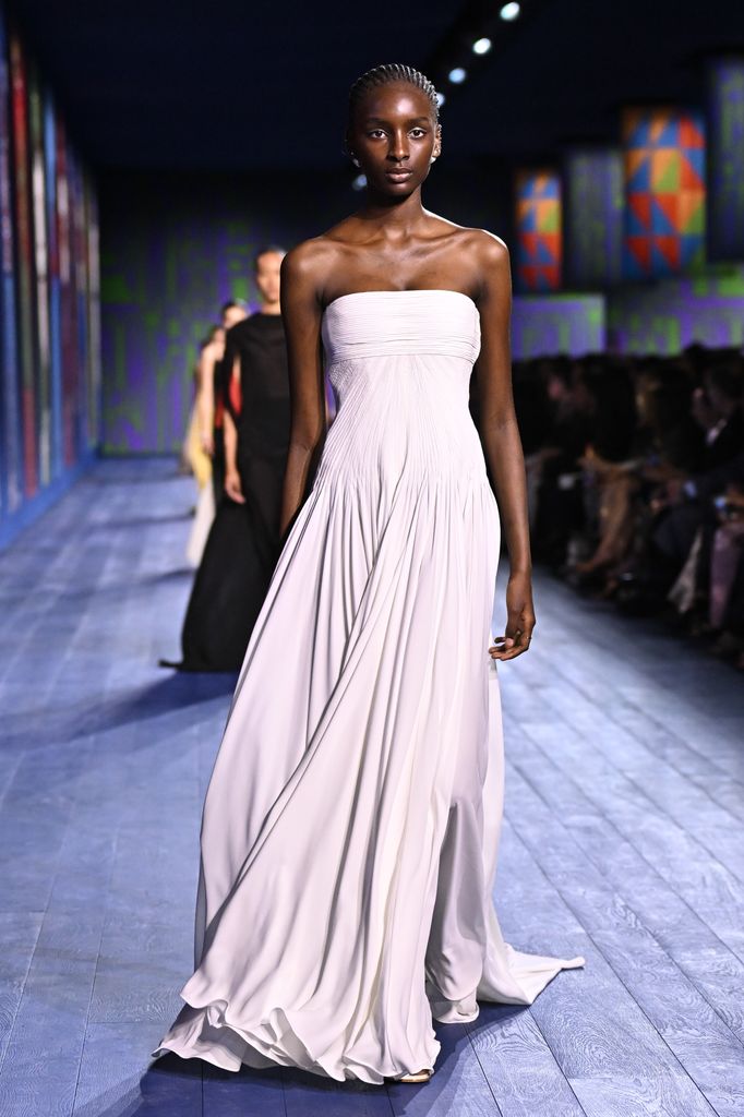   Uma modelo desfila durante o desfile de alta-costura outono/inverno 2024-2025 da Christian Dior como parte da Paris Fashion Week em 24 de junho de 2024 em Paris, França. (Foto de Stephane Cardinale - Corbis/Corbis via Getty Images)