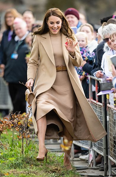 kate middleton nearly loses shoe