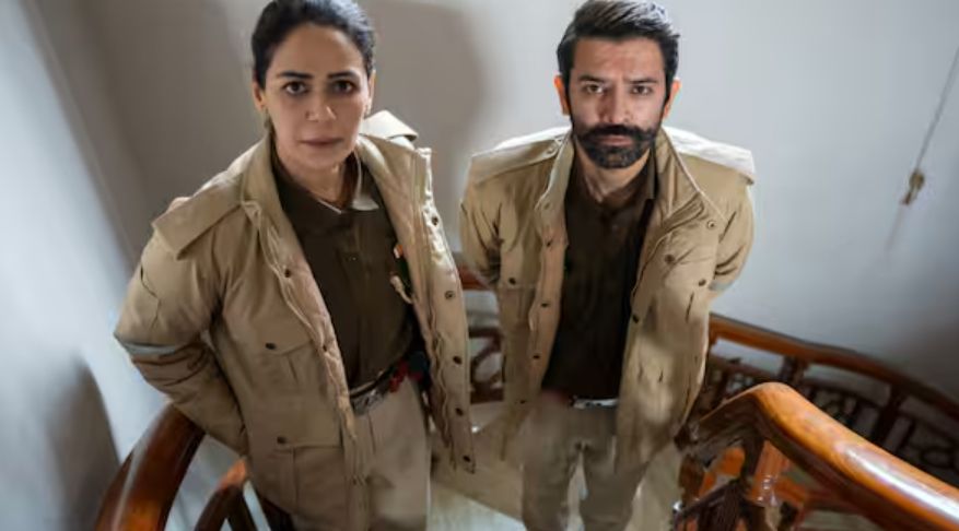 Kohrra, le thriller policier en 6 parties de Netflix, salué comme « qui vaut le battage médiatique » alors que la deuxième saison tombe 2 Deux personnages de Kohrra dans une cage d'escalier