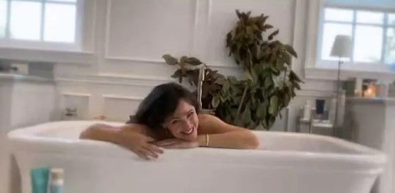 Jennifer Garner posing in bathtub at Los Angeles home