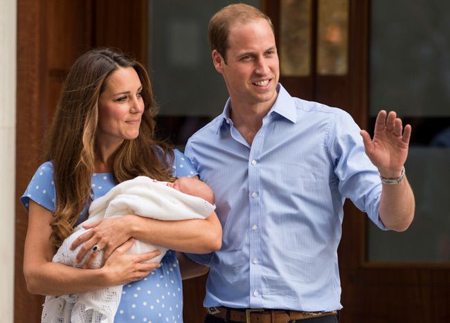 prince william and kate waving outside of hospital with prince george