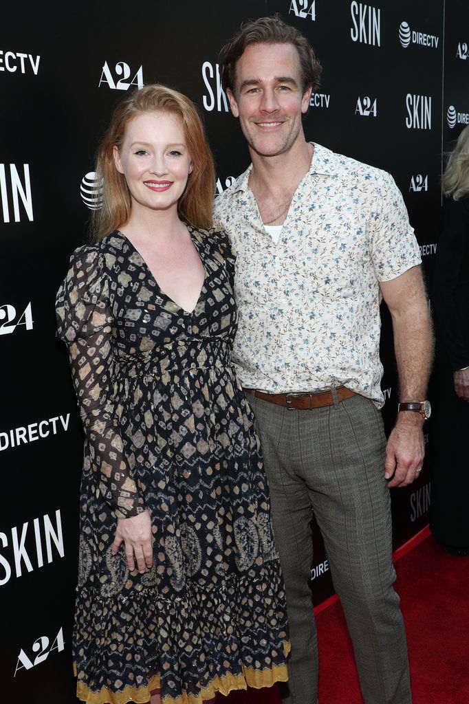 Le frère sosie de James Van Der Beek rend un hommage « déchirant » à la star de Dawson's Creek 3 Robe à fleurs noire Kimberly Brook et chemise blanche et pantalon gris James Van Der Beek