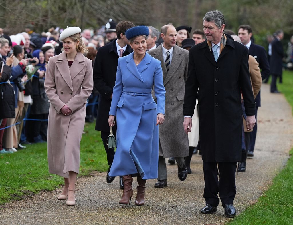 Lady Louise berjalan bersama ibunya Sophie dan Sir Tim Laurence