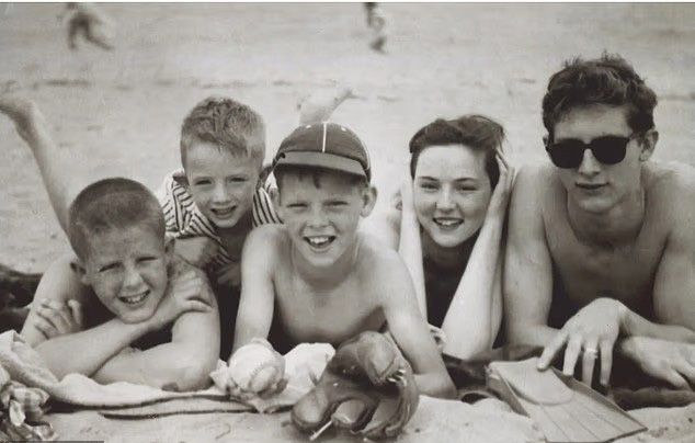 Фотография Мартина Шорта и его братьев и сестер в детстве.