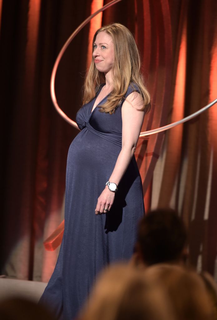 Chelsea Clinton enceinte en 2914 en robe bleu marine