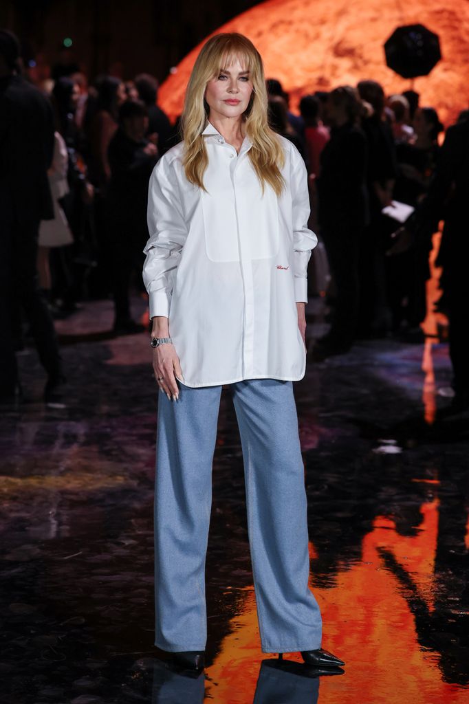 Nicole Kidman posed in white shirt and blue jeans