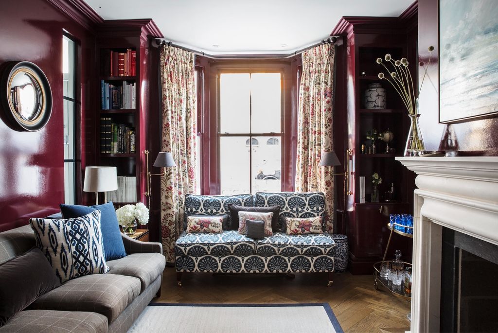 9 astuces simples pour élever votre petit salon selon un architecte d'intérieur 1 salon aux tons de baies avec canapé imprimé et coussins