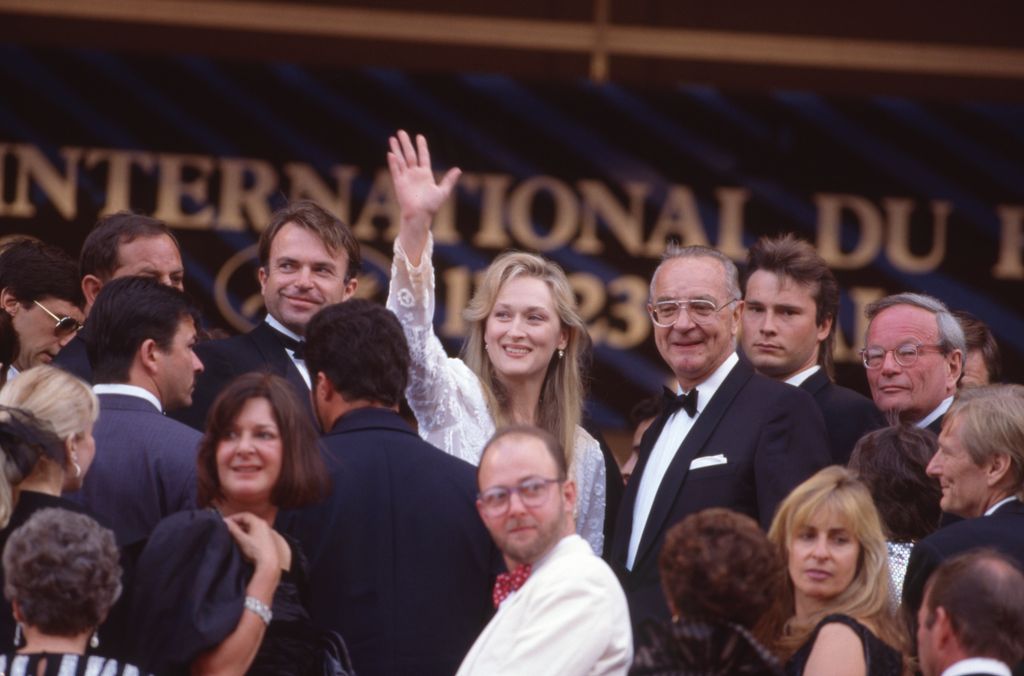 Meryl Streep salue la foule lors de la prÃ©sentation du film 'A Cry in the Dark' le 13 mai 1989 Ã  Cannes, France. (Photo by Pool DARMIGNY/DUCLOS/Gamma-Rapho via Getty Images)