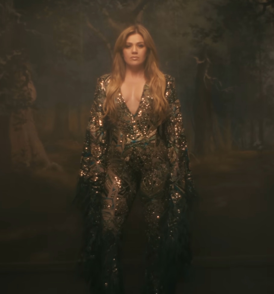 Kelly con una catilla con el cuello de plegán