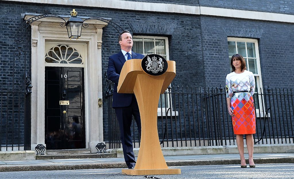  David Cameron and his wife Samantha speaks to the press in front of 10 Downing street in central London on June 24, 2016