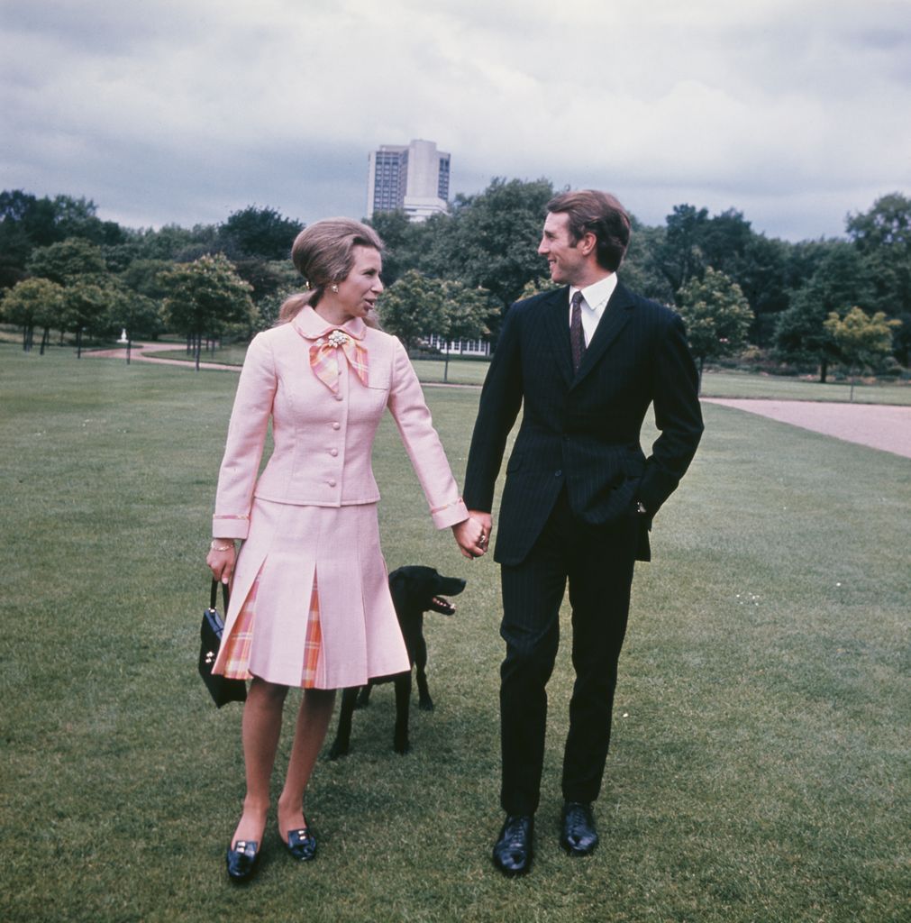 Una joven princesa con chaqueta rosa y falda tiene las manos con Mark Phillips