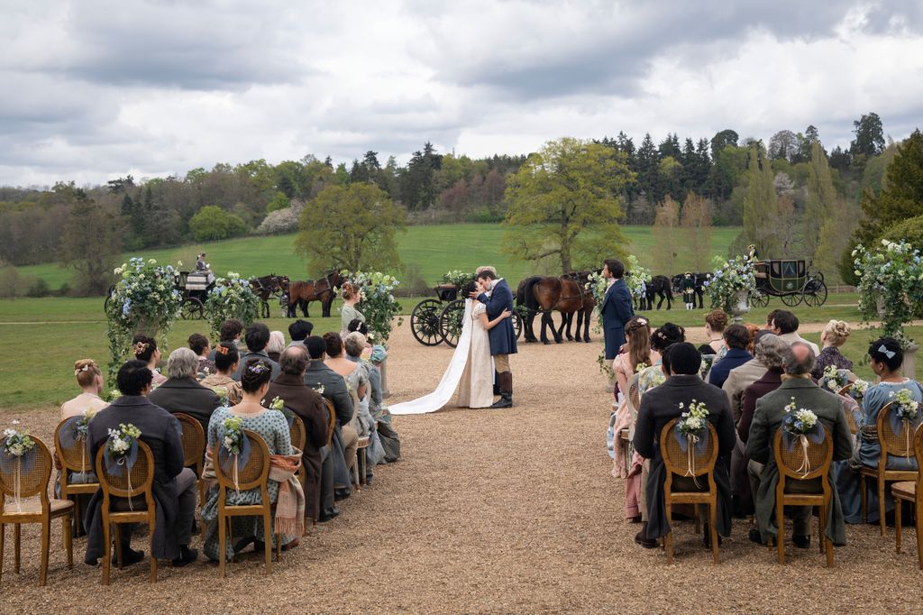 Les fans de la saison 4 de Bridgerton sont « tellement confus » après une scène post-générique cachée clé 3 L'heureux couple est entouré de sa famille et de ses amis issus de toutes les classes sociales.