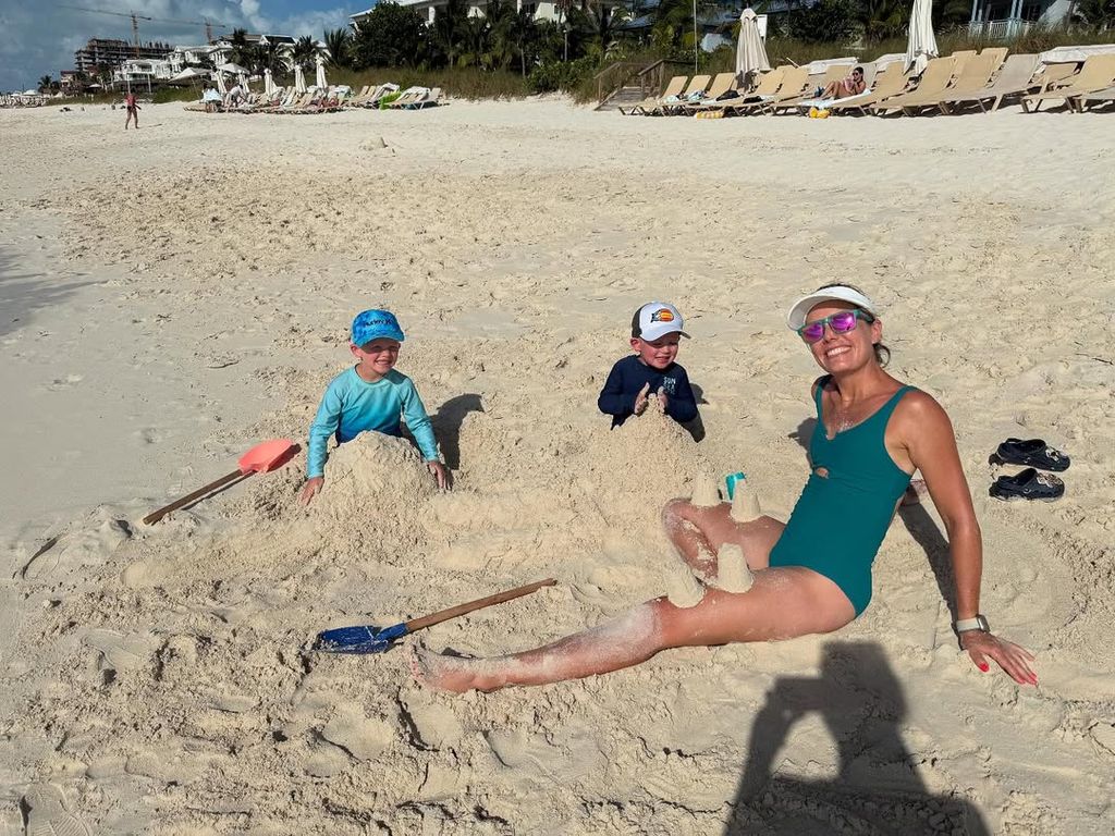 Dylan Dreyer avait l'air élégant en maillot de bain vert alors qu'elle appréciait ses vacances en famille