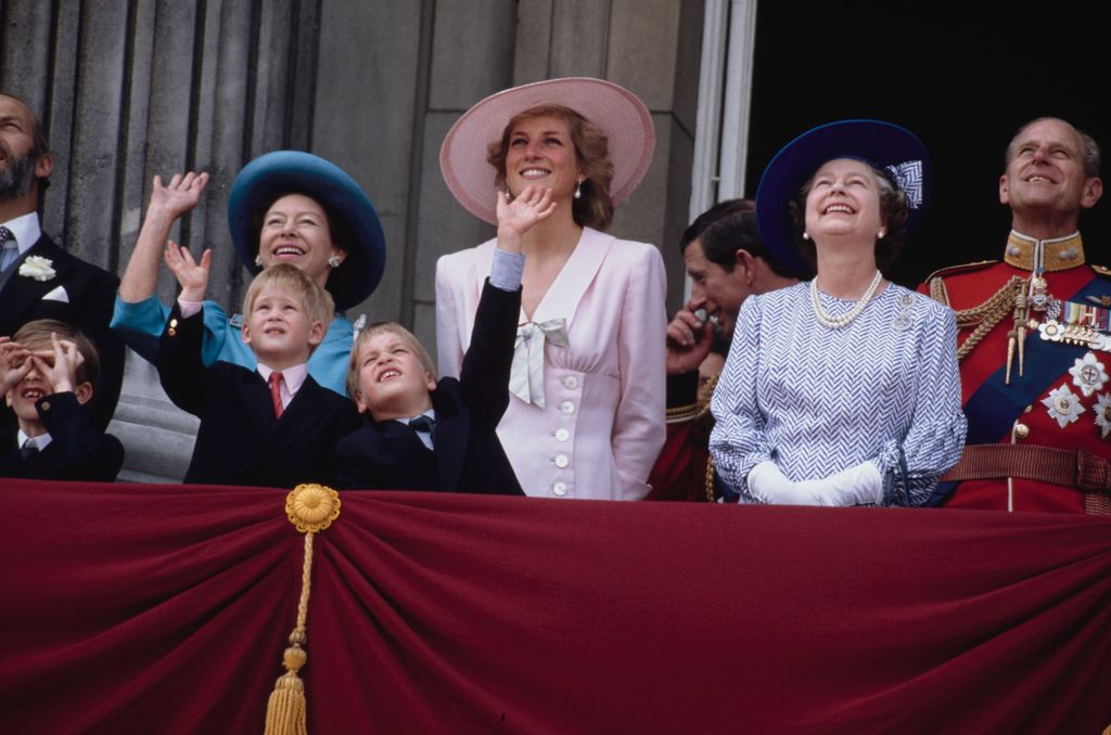 royals on buckingham palace balcony 