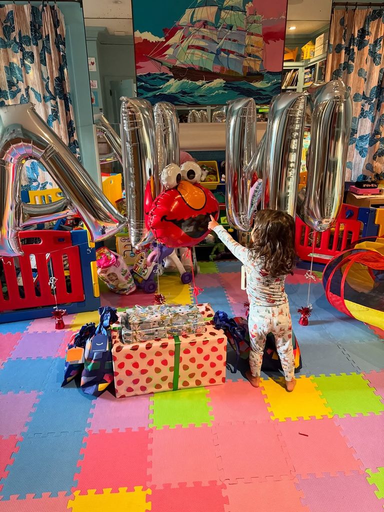 Anne, la fille de Mindy Kaling, cherche Elmo