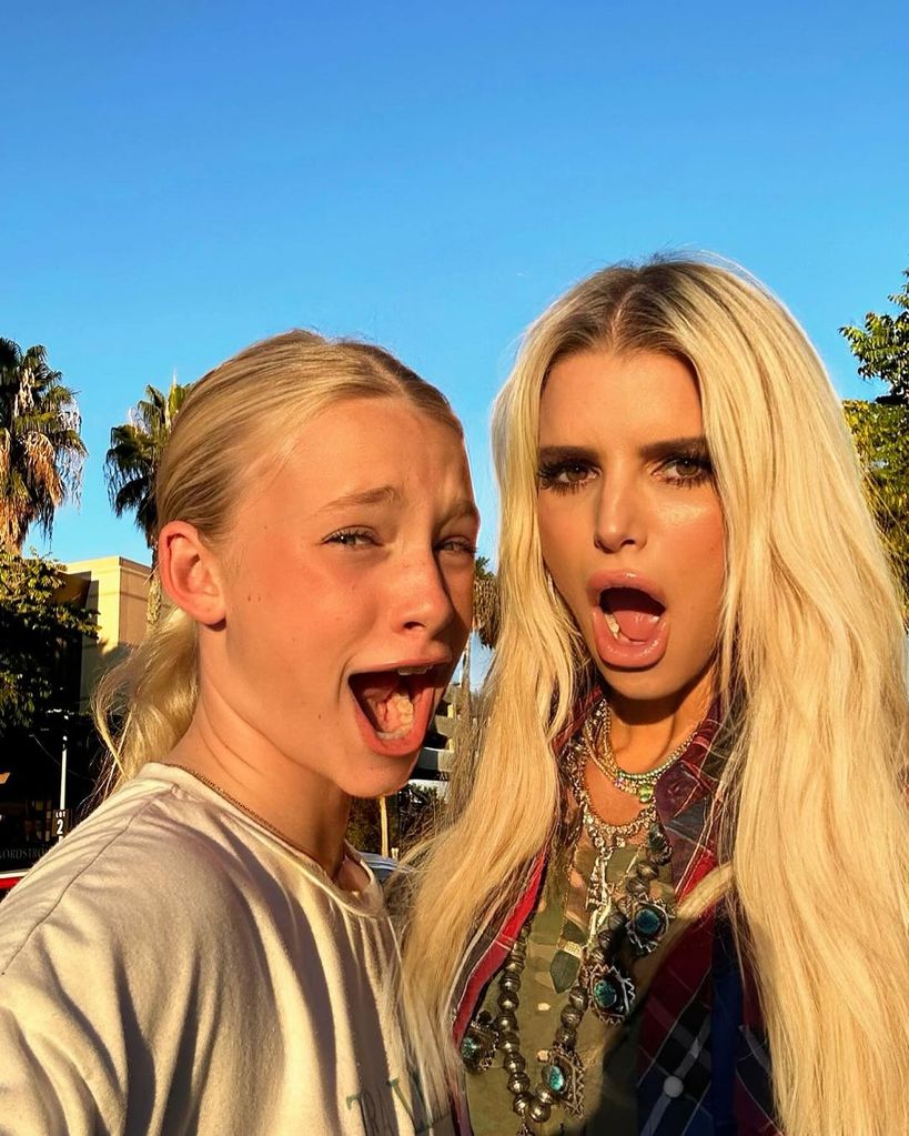 Jessica Simpson poses for 'shocked' selfie with daughter Maxwell