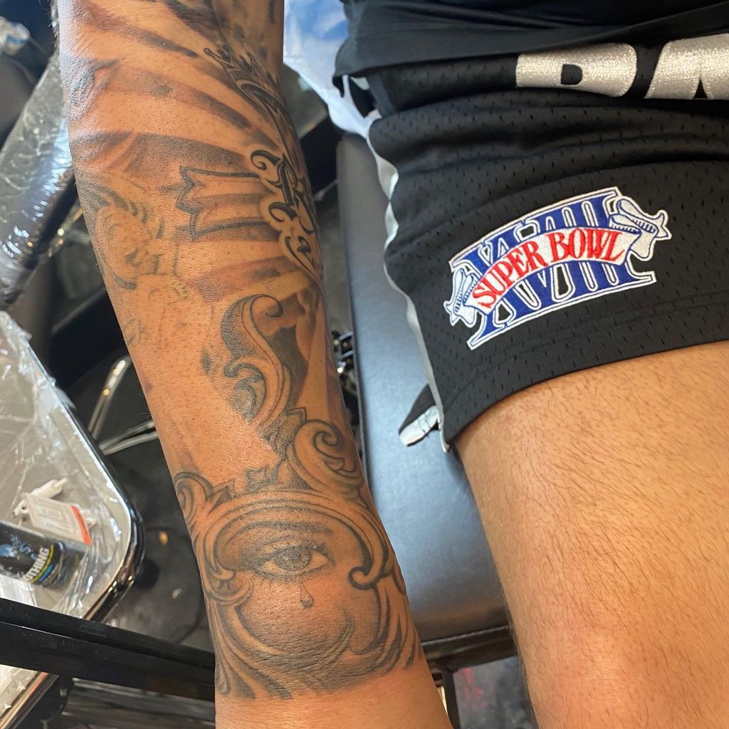 Rob Kardashian's arm with tattoos on 