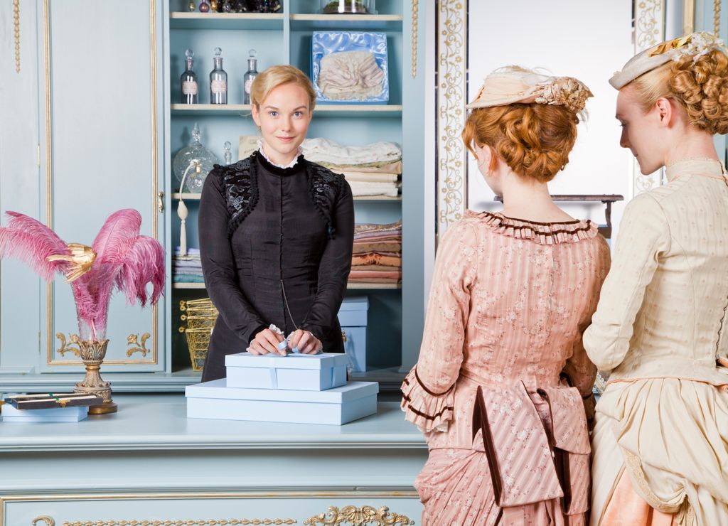 "Sarah Lancashire est incroyable" dans l'incroyable drame d'époque The Paradise qui doit être votre prochaine frénésie télévisée 4 Femme en vêtements d'époque du XVIIIe siècle dans un grand magasin