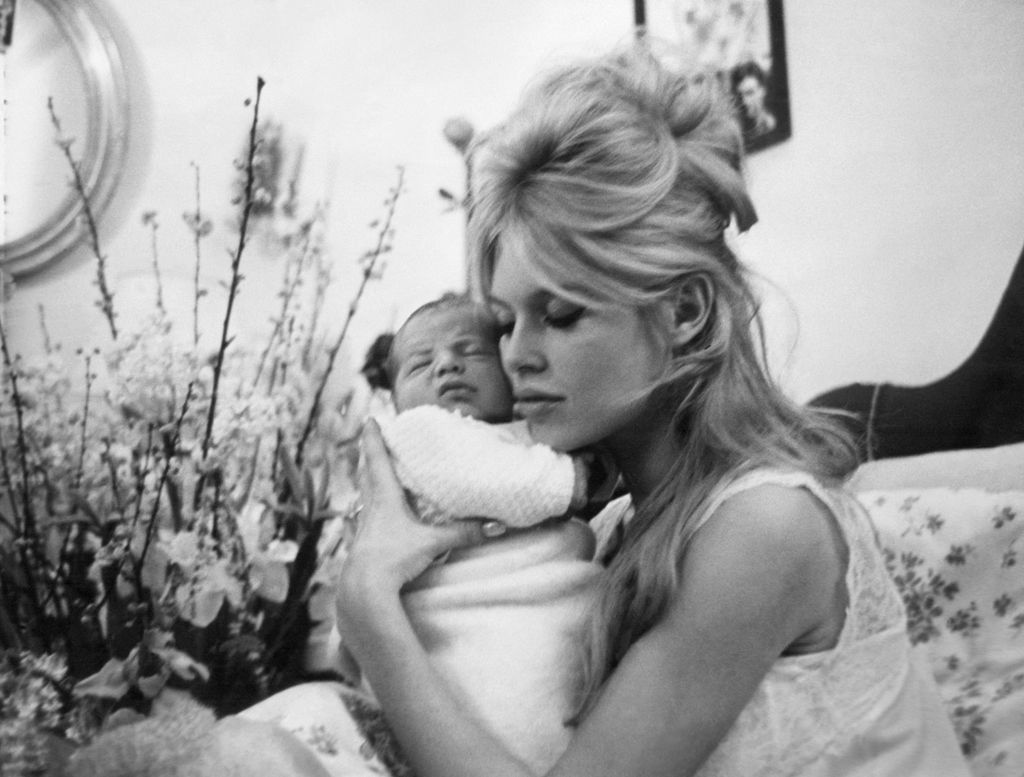 L'actrice franÃ§aise Brigitte Bardot tient son bÃ©bÃ© Nicolas, nÃ© il y a deux jours le 11 janvier 1960.
French actress Brigitte Bardot holds her baby Nicolas born on January 11th 1960