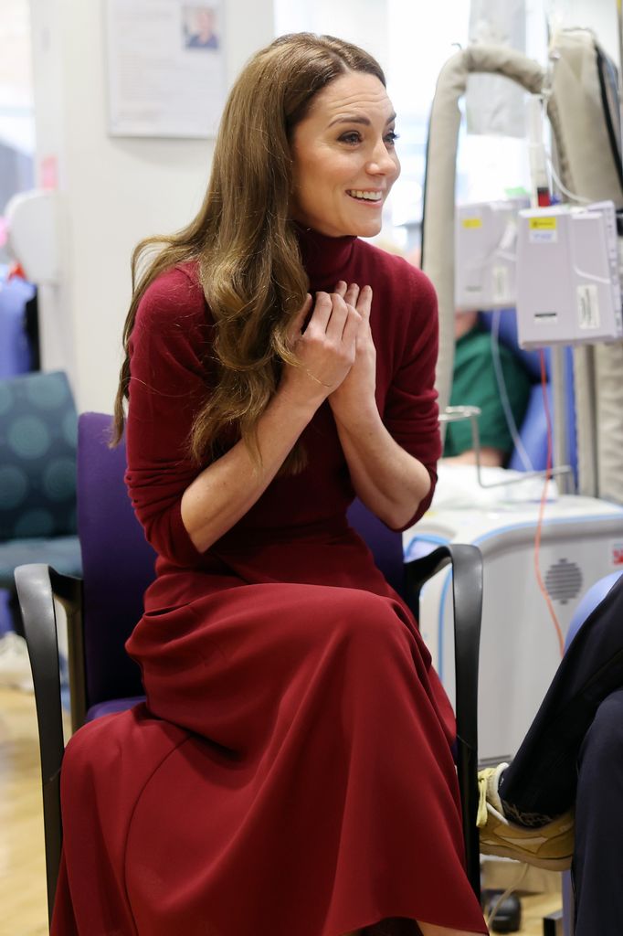   Catherine, Princesa de Gales durante uma visita ao Royal Marsden Hospital em 14 de janeiro de 2025 em Londres, Inglaterra. O Príncipe e a Princesa de Gales tornaram-se hoje Patronos Conjuntos da The Royal Marsden NHS Foundation Trust, após uma visita de Sua Alteza Real às instalações do hospital em Chelsea. A jornada pessoal do câncer da princesa fez com que ela recebesse tratamento do Royal Marsden. O Royal Marsden abriu as suas portas em 1851 como o primeiro hospital do mundo dedicado ao diagnóstico, tratamento, investigação e educação do cancro. (Foto de Chris Jackson/Getty Images)