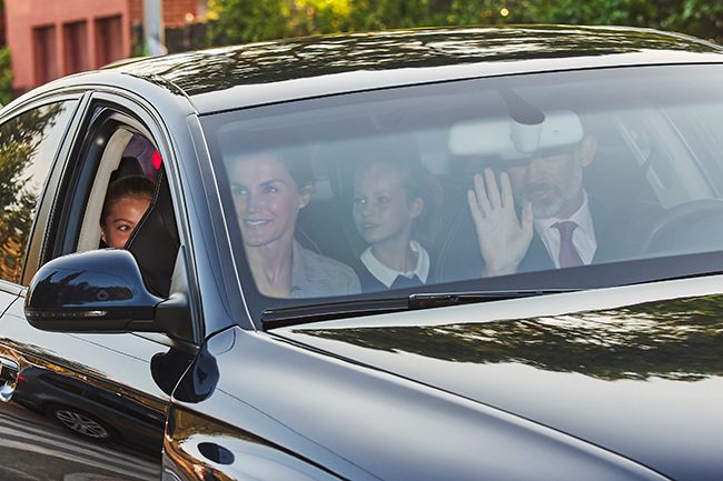 queen letizia dropping off daughters to school