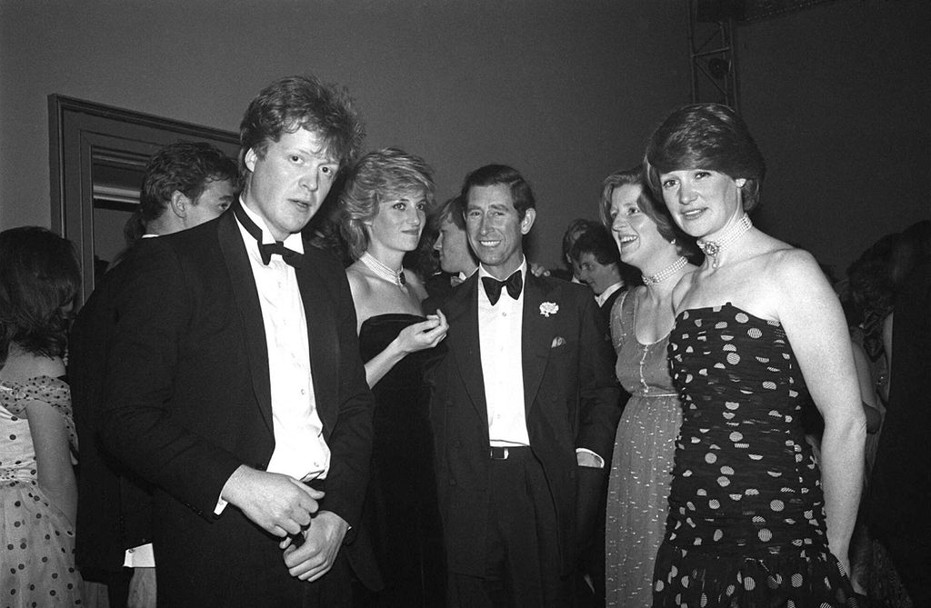 Schwarz-Weiß-Foto von Charles Spencer, Prinzessin Diana, König Charles, Lady Jane Fellowes und Lady Sarah McCorquodale