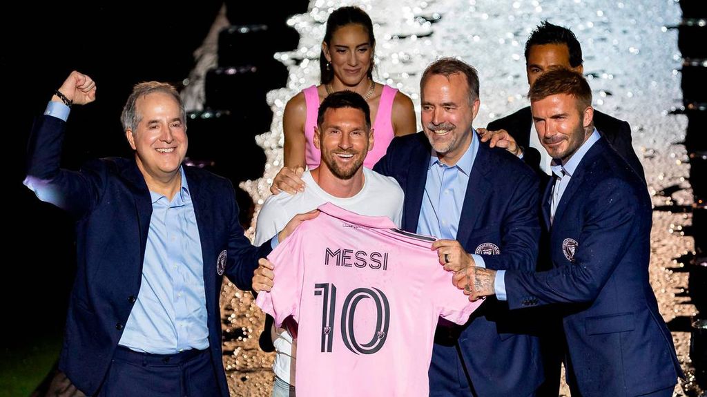 David Beckham announcing the signing of Lionel Messi to Inter Miami CF