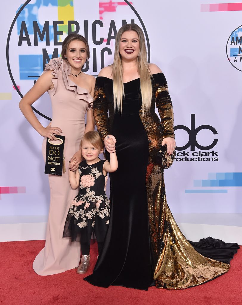 Kelly Clarkson, daughter River Rose Blackstock and stepdaughter Savannah Blackstock in 2017