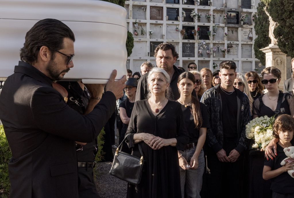 What are fans saying about the Two Graves