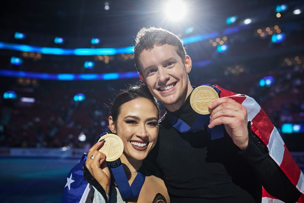 Madison Chock et Evan Bates, des États-Unis, posent lors de la cérémonie de remise des médailles de danse sur glace, brandissant leurs médailles d'or