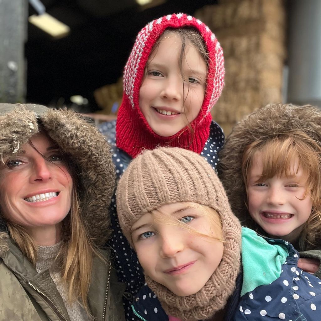 Amanda Owen with three of her children 