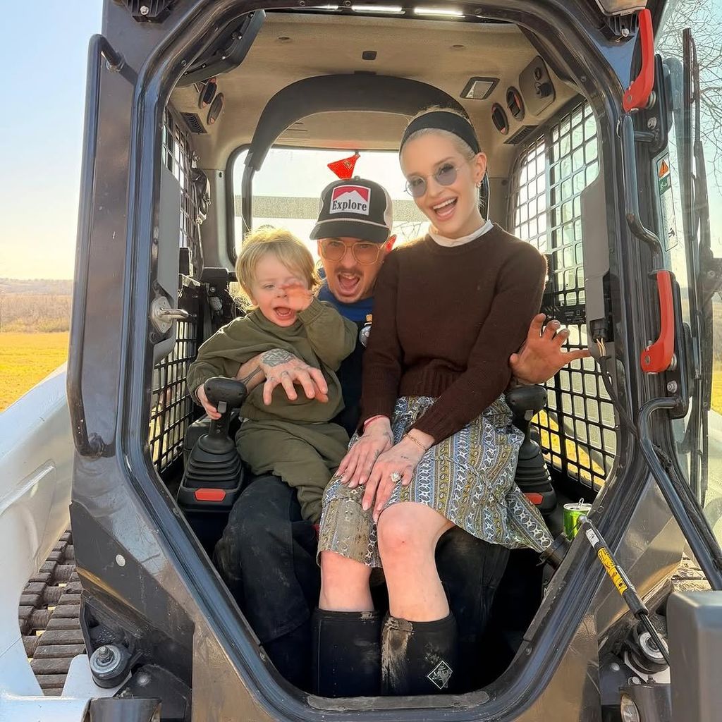 La vie tranquille de Kelly Osbourne, loin des projecteurs, avec son fils dans une ferme de l'Iowa 1 Kelly Osbourne et Sid avec leur fils dans leur ferme de l'Iowa