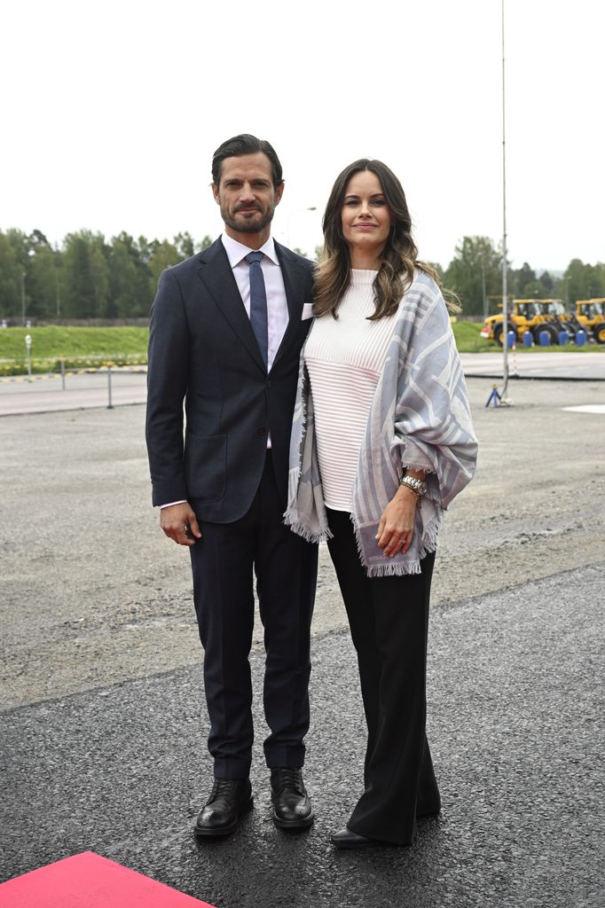 O príncipe Carl Philip e a princesa Sofia visitam a Volvo CE em Arvika.