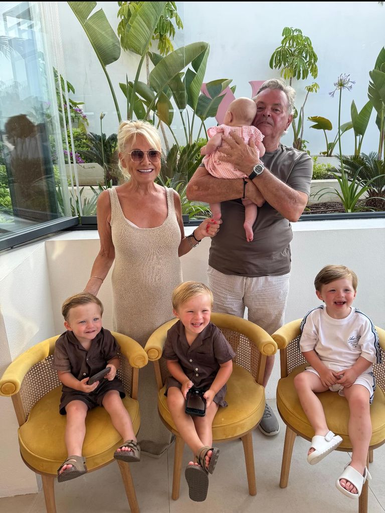 Carol dan Mark Wright dengan cucu mereka - Palma, Prestley, Joshua dan Dustin