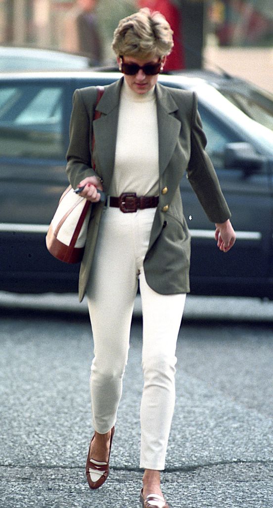 Princesa Diana fazendo compras em Knightsbridge usando jeans brancos e mocassins