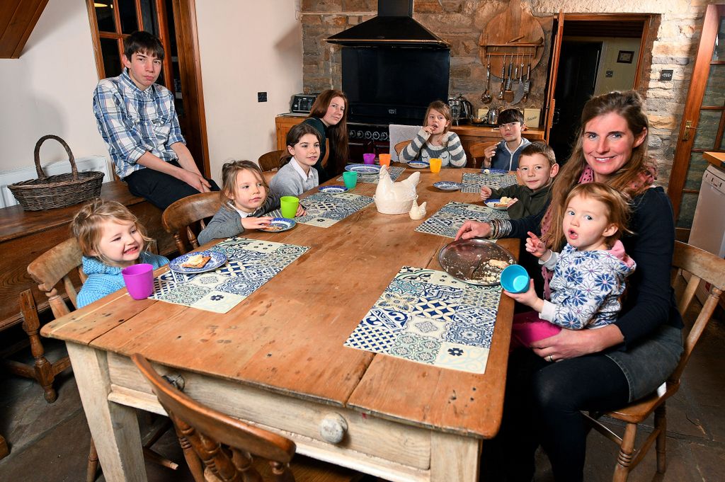 Amanda Owen sat at a table with her nine children