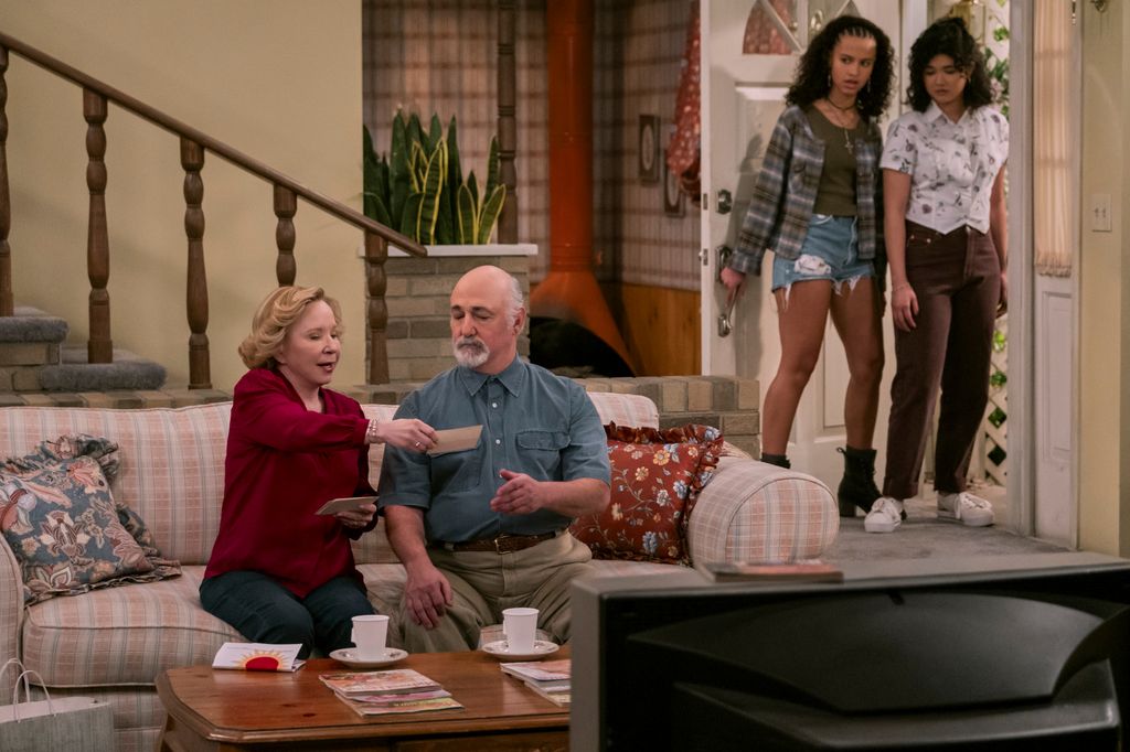 Debra Jo Rupp as Kitty, Joseph Callari as Uncle Spogiera, Ashley Aufderheide as Gwen, Sam Morelos as Nikki in That 90s Show