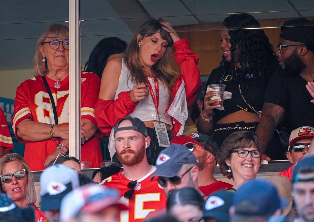 Singer Taylor Swift watches the Kansas City Chiefs take on the Chicago with the mother of Kansas City tight end Travis Kelce, Donna Kelce