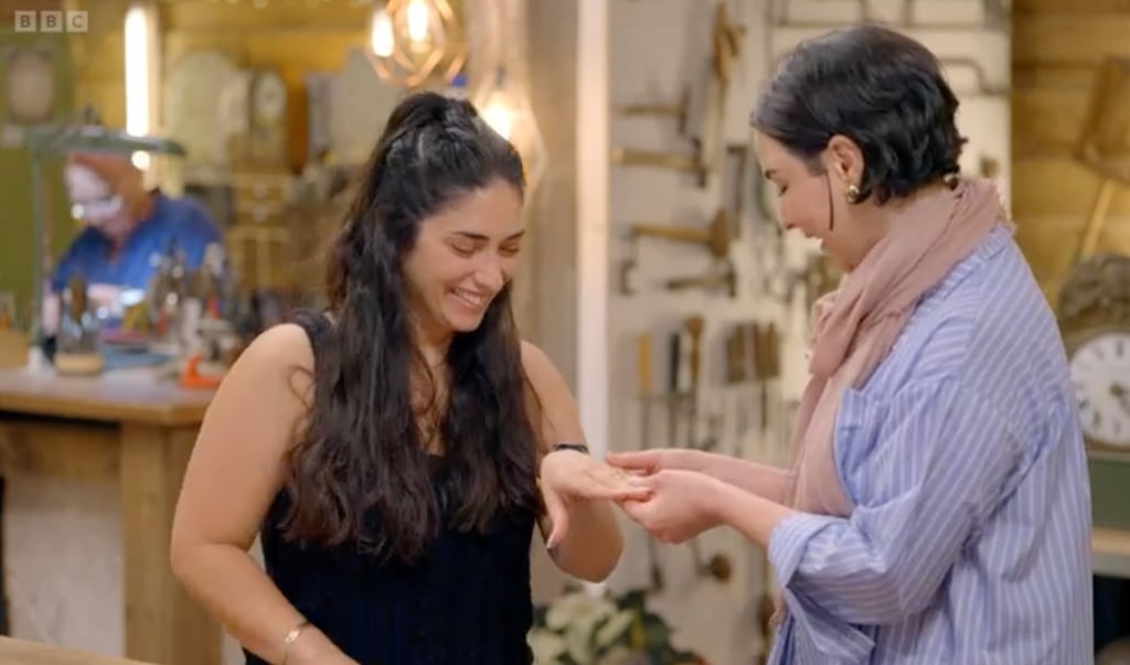 Angelina showed her new ring to Sonnaz