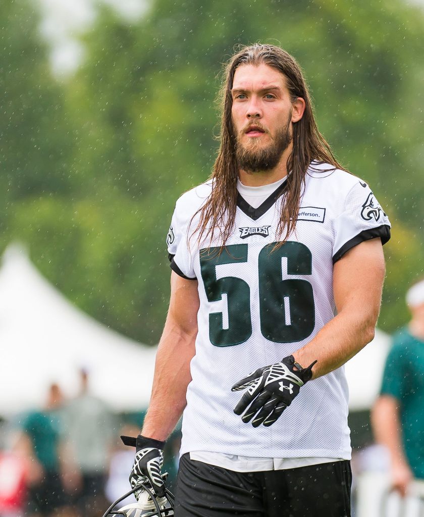 Bryan Braman (56) Le secondeur des Eagles quitte le terrain sous la pluie pendant le camp d'entraînement des Eagles de Philadelphie au complexe d'entraînement de Novacare à Philadelphie, en Pennsylvanie