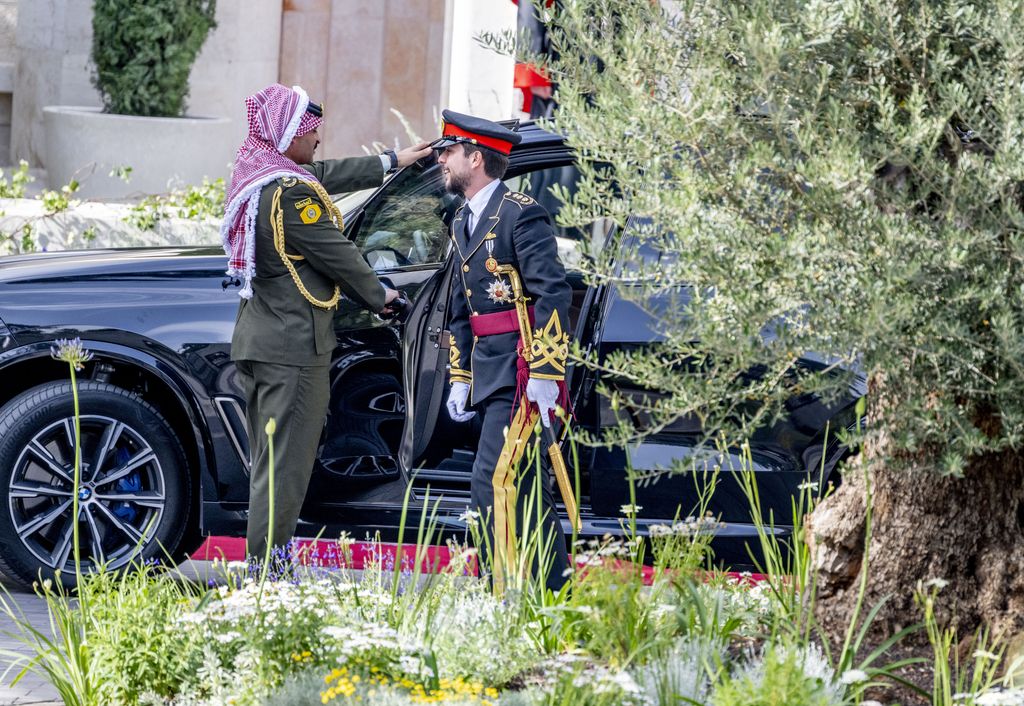 Crown Prince Hussein wore a similar suit to the one worn by his dad when he married Rania