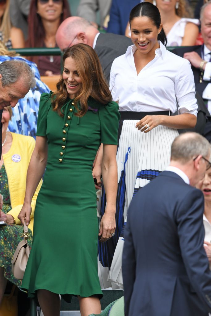 Meghan e Kate caminhando pelas arquibancadas em Wimbledon