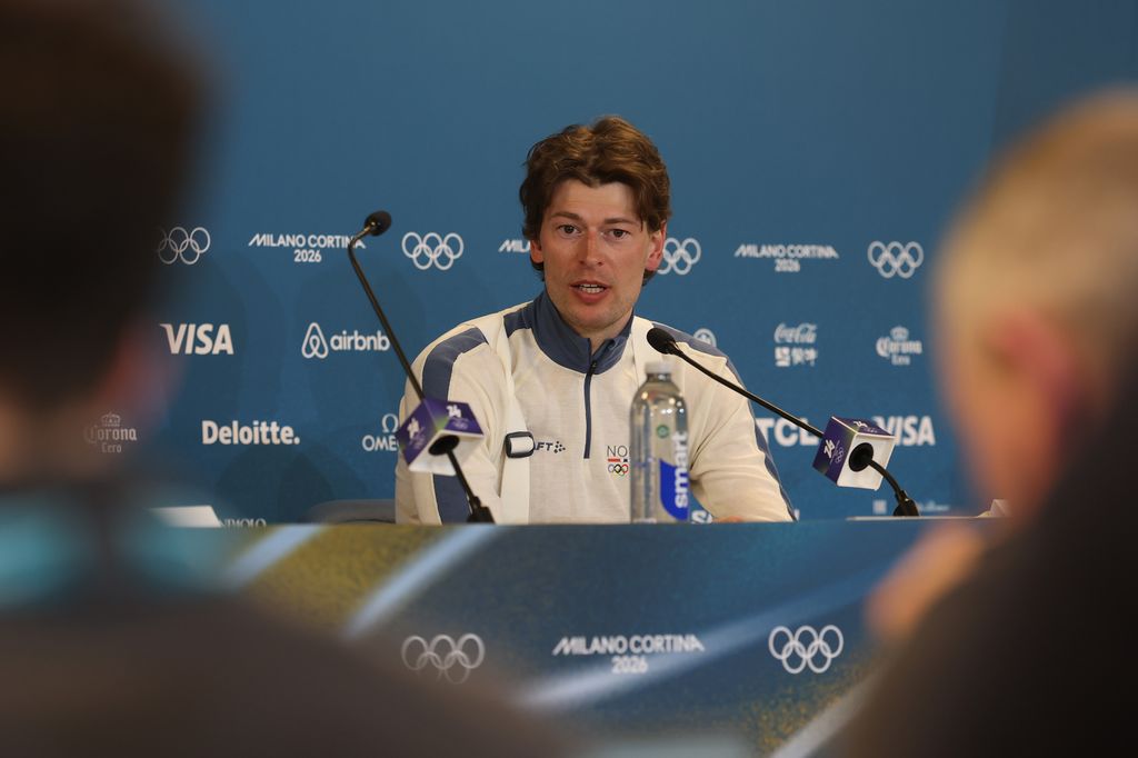 Sturla Holm Laegreid s'exprimant lors d'une conférence de presse