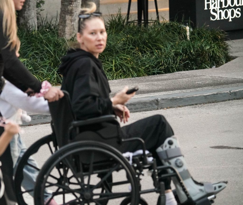Anna Kournikova was spotted in a wheelchair